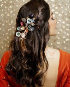 Minimalistic style at its best with some modern hair ornaments